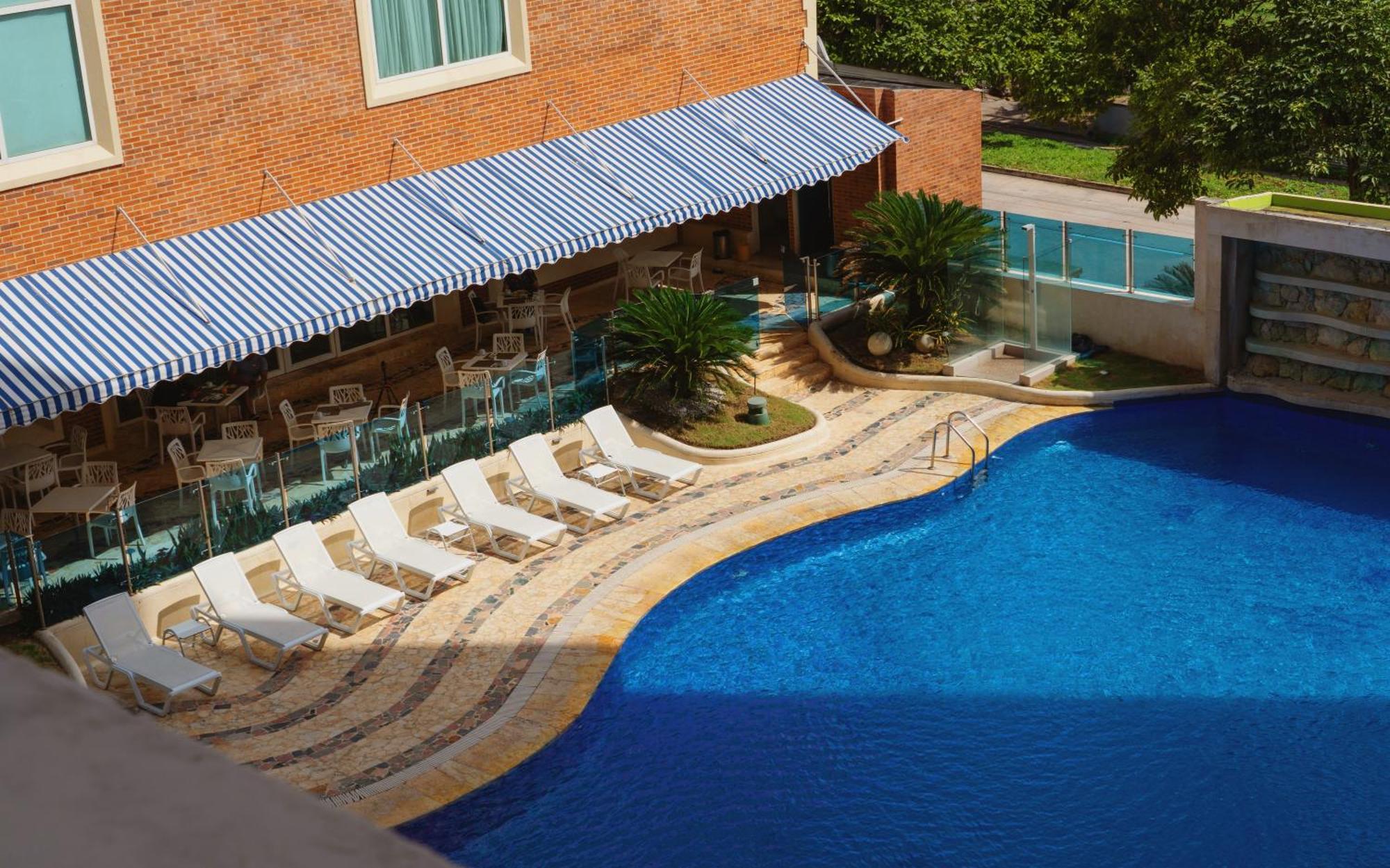 Hotel Dann Carlton Barranquilla Y Centro De Convenciones Buitenkant foto Swimming pool at the hotel