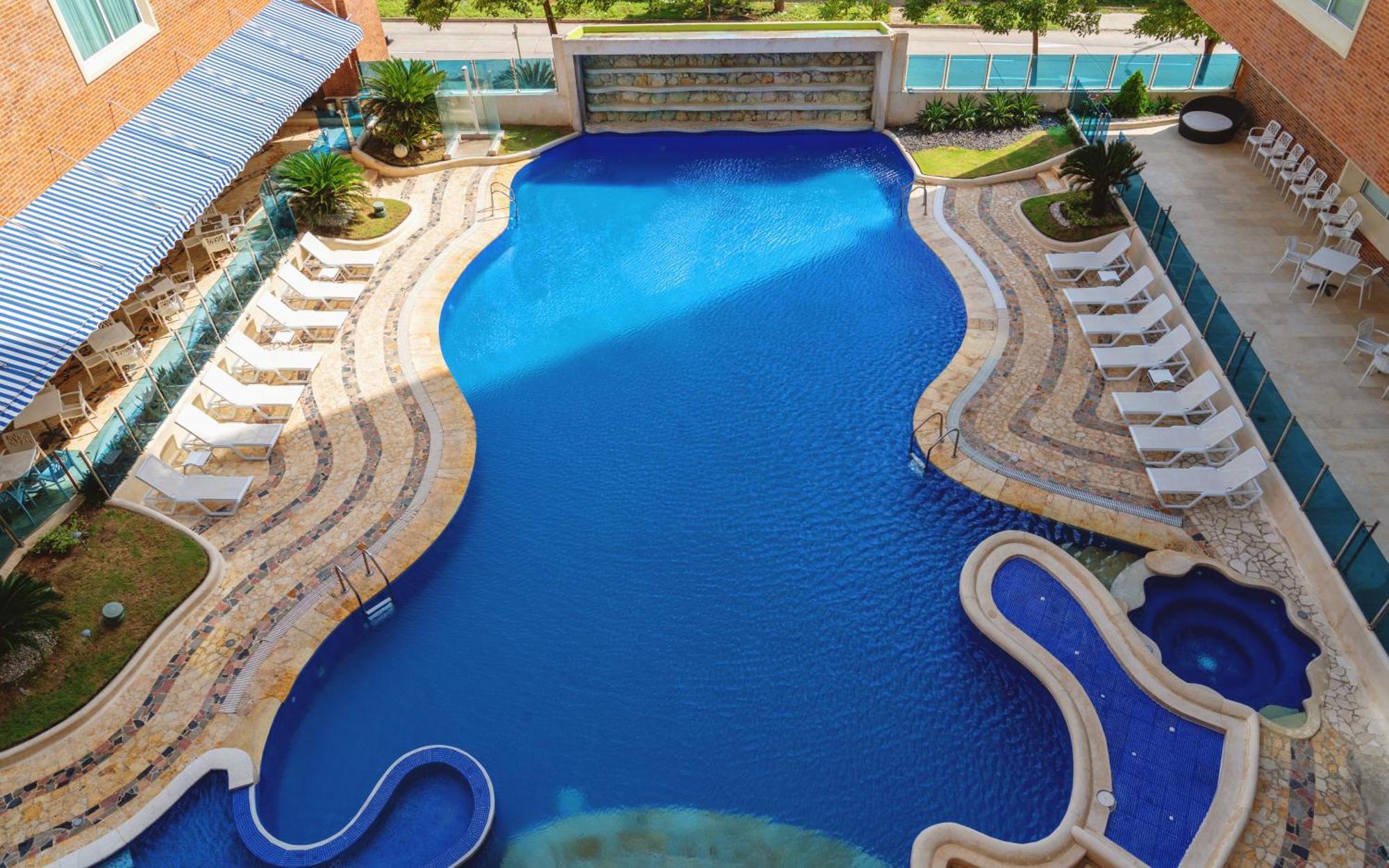 Hotel Dann Carlton Barranquilla Y Centro De Convenciones Buitenkant foto Swimming pool at the hotel