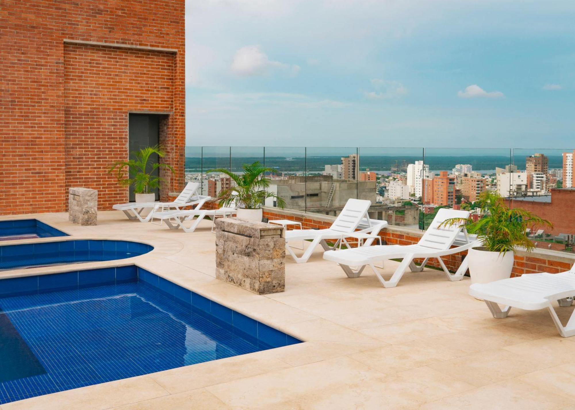 Hotel Dann Carlton Barranquilla Y Centro De Convenciones Buitenkant foto Rooftop pool at Hotel Habita, Mérida, Yucatán, Mexico