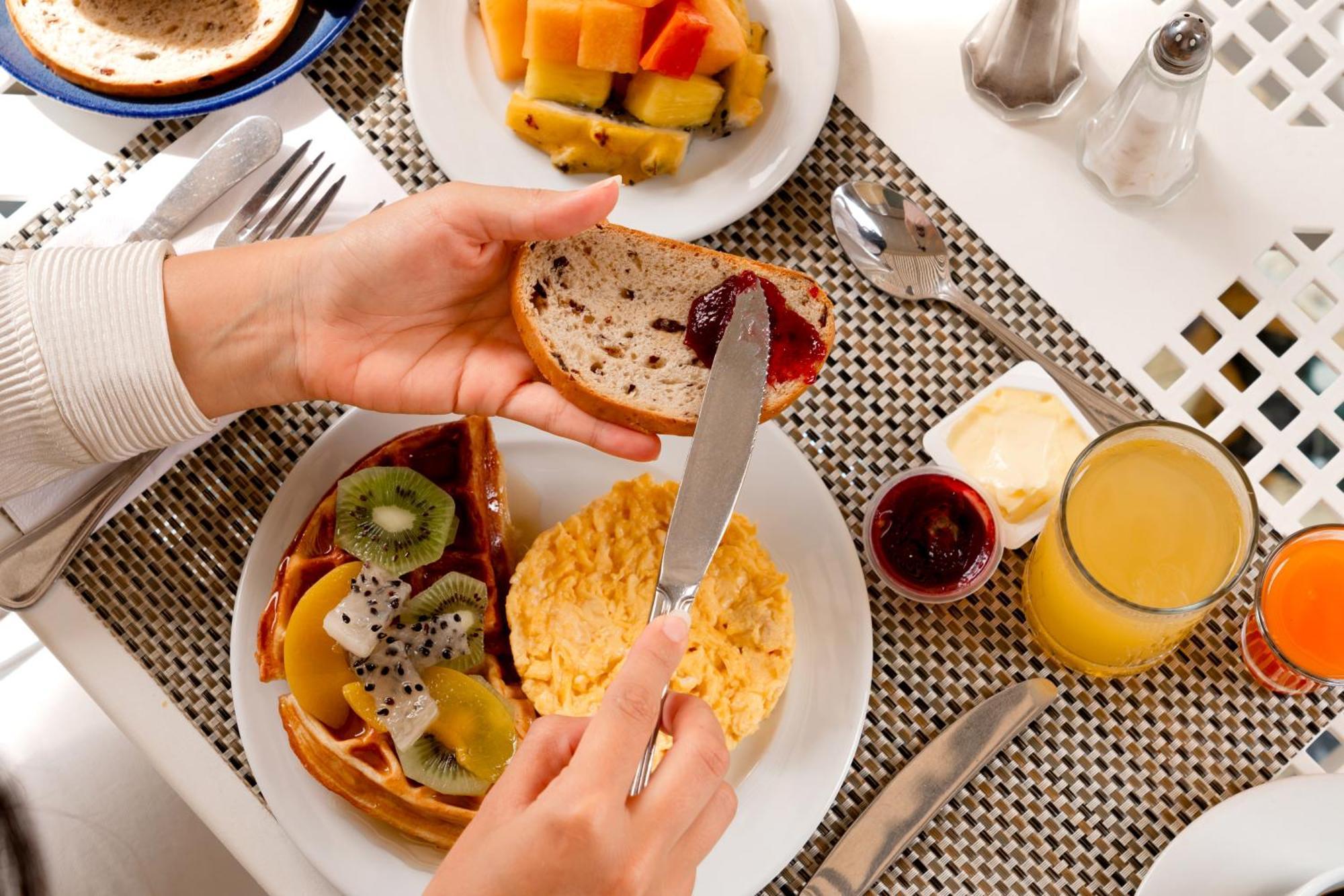 Hotel Dann Carlton Barranquilla Y Centro De Convenciones Buitenkant foto A continental breakfast