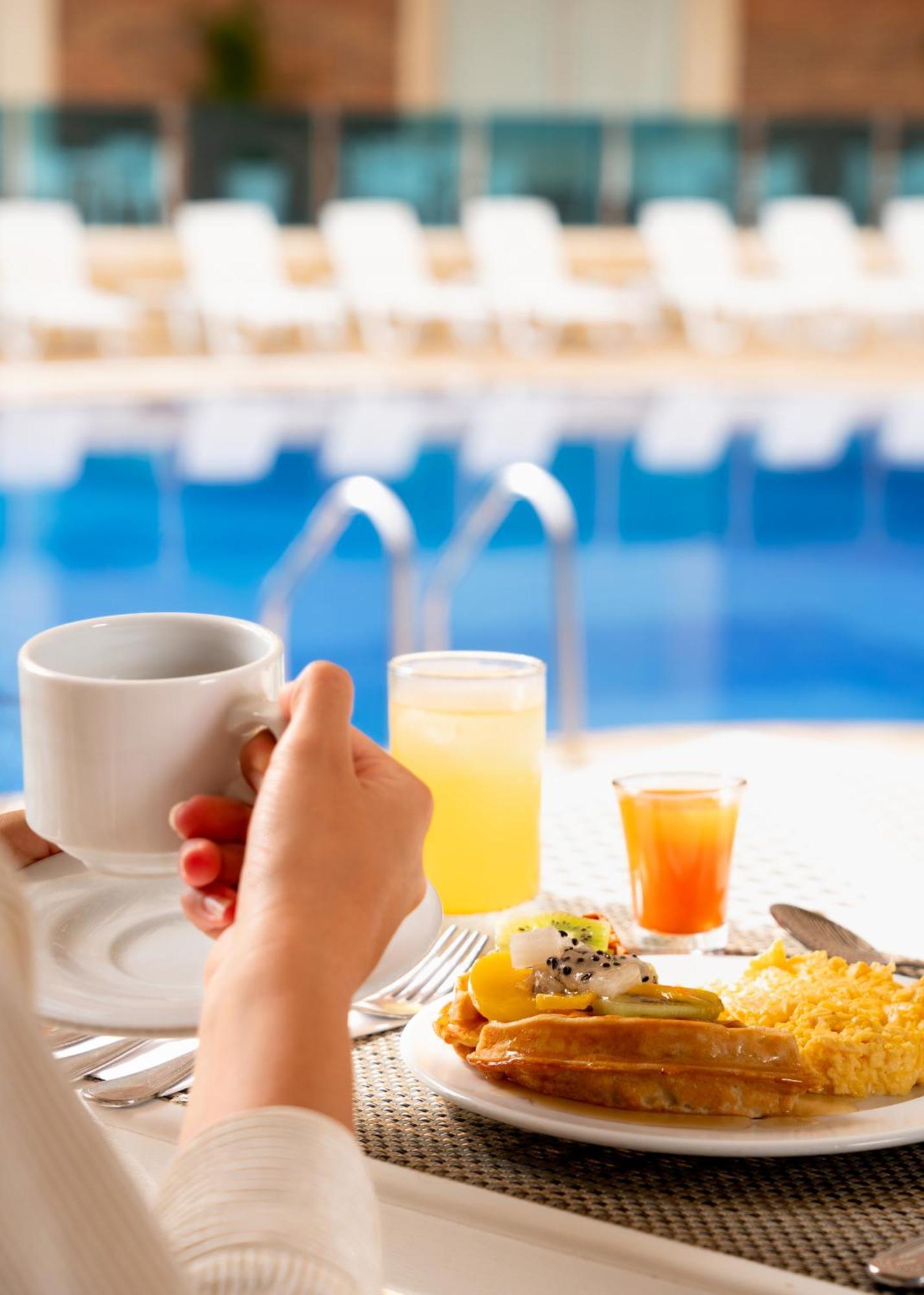 Hotel Dann Carlton Barranquilla Y Centro De Convenciones Buitenkant foto A breakfast with orange juice